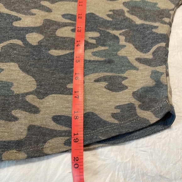 Tresics 1/2 Sleeve Cropped Camo V-Neck Tee Size M - Picture 8 of 8